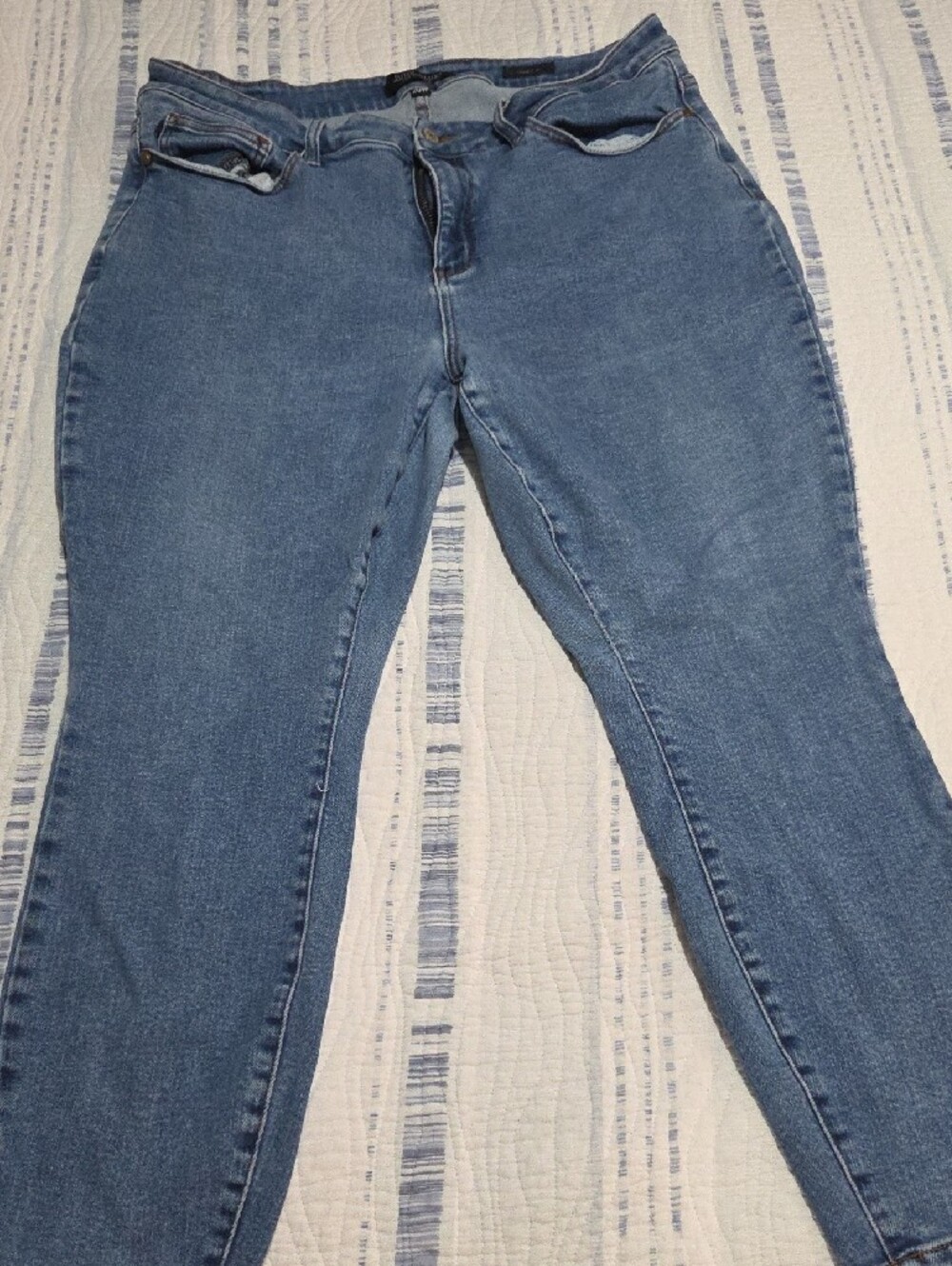 Judy Blue Women's High-Rise Medium Blue Stretch Jeans - Picture 3 of 5